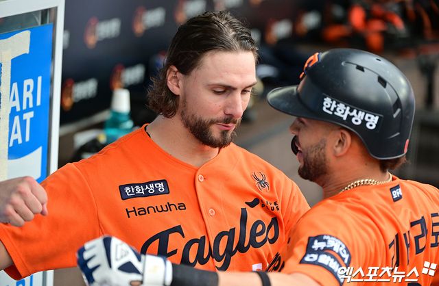 한화 이글스 오른손 투수 라이언 와이스는 19일 대전 한화생명 볼파크에서 열린 2025 신한 SOL Bank KBO리그 포스트시즌 삼성 라이온즈와의 플레이오프 2차전에서 선발투수로 나선 뒤 2회 루이스 리베라토의 솔로 홈런 때 함께 축하하고 있다. 와이스는 이날 4이닝 9피안타 2사사구 4탈삼진 5실점으로 부진했다.&nbsp;대전=김한준·박지영 기자