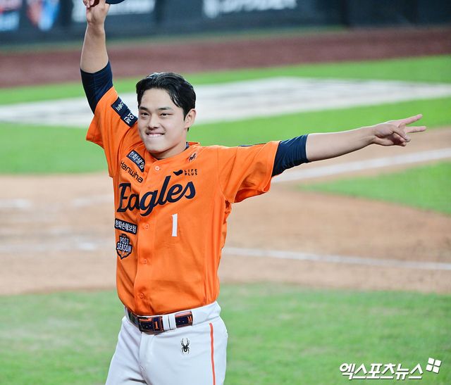 한화 이글스 문동주가 지난 18일 삼성 라이온즈와의 플레이오프 1차전에 구원등판, 2이닝 무실점 완벽투로 홀드를 기록했다. 사진 김한준 기자