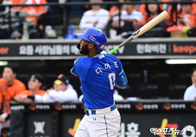 삼성 라이온즈 외국인 타자 르윈 디아즈가 19일 대전 한화생명 볼파크에서 열린 2025 신한 SOL Bank KBO 포스트시즌 플레이오프(5전 3선승제, 한화 1승) 2차전에서 한화 이글스를 상대로 멀티 히트를 기록, 팀 승리를 이끌었다. 사진 김한준·박지영 기자