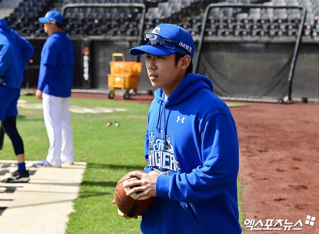 삼성 라이온즈 외야수 김성윤이 19일 대전 한화생명 볼파크에서 열린 한화 이글스와의 2025 신한 SOL Bank KBO 포스트시즌 플레이오프(5전 3선승제, 한화 1승) 2차전에서 멀티 히트로 팀 승리에 힘을 보탰다. 사진 김한준, 박지영 기자
