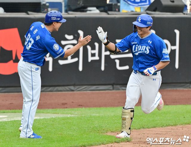18일 오후 대전 한화생명 볼파크에서 열린 '2025 신한 SOL Bank KBO 포스트시즌' 삼성 라이온즈와 한화 이글스의 플레이오프 1차전 경기, 4회초 삼성 김태훈이 솔로 홈런을 날린 후 기뻐하고 있다. 엑스포츠뉴스DB