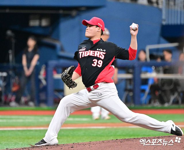 26일 오후 서울 구로구 고척스카이돔에서 열린 '2025 신한 SOL Bank KBO리그' KIA 타이거즈와 키움 히어로즈의 경기, 4회말 2사 KIA 최지민이 공을 힘차게 던지고 있다. 엑스포츠뉴스 DB