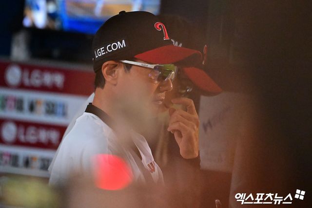 1일 오후 서울 송파구 잠실야구장에서 열린 '2025 신한 SOL Bank KBO리그' NC 다이노스와 LG 트윈스의 경기, NC가 LG에 7:3으로 승리하며 8연승을 기록했다. 9회말 LG 염경엽 감독이 경기를 지켜보고 있다. 엑스포츠뉴스 잠실, 김한준 기자