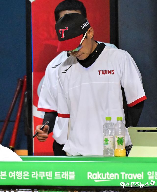 1일 오후 서울 송파구 잠실야구장에서 열린 '2025 신한 SOL Bank KBO리그' NC 다이노스와 LG 트윈스의 경기, LG 염경엽 감독이 기록지를 살펴보고 있다. 엑스포츠뉴스 잠실, 김한준 기자