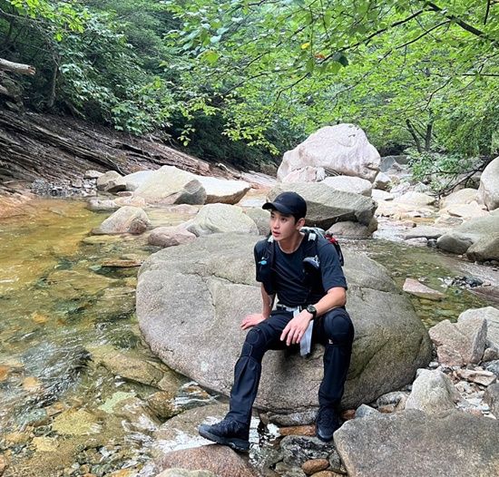 김수현 SNS 속 등산 사진