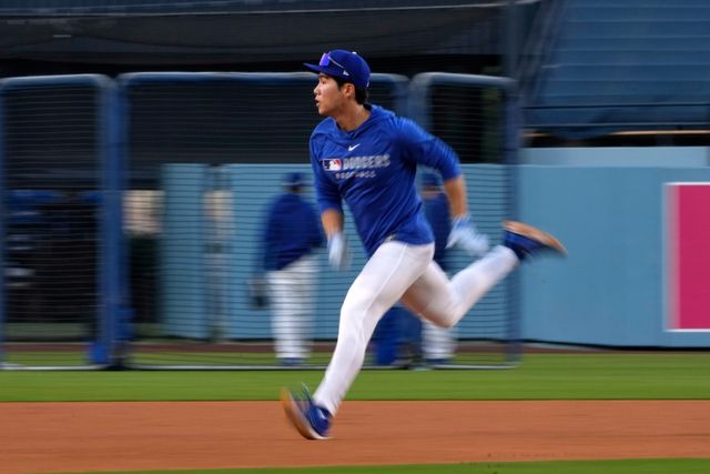 LA 다저스가 2일(한국시간) 미국 캘리포니아주 로스앤젤레스의 다저스타디움에서 열린 2025 미국 메이저리그(MLB) 포스트시즌 내셔널리그 와일드카드(NLWC·3전 2선승제) 2차전에서 신시내티를 8-4로 제압하고 내셔널리그 디비전시리즈(NLDS·5전 3선승제)에 진출했다. 김혜성은 1차전에 이어 2차전에서도 결장했다. AP 연합뉴스