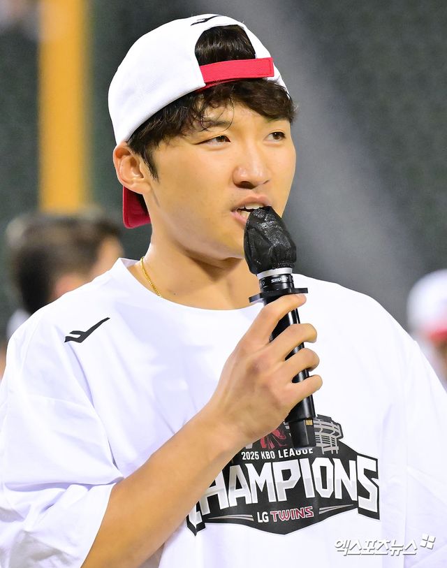 1일 오후 서울 송파구 잠실야구장에서 열린 '2025 신한 SOL Bank KBO리그' NC 다이노스와 LG 트윈스의 경기, 정규시즌 우승을 확정지은 LG 박해민이 소감을 말하고 있다. 엑스포츠뉴스 잠실, 김한준 기자