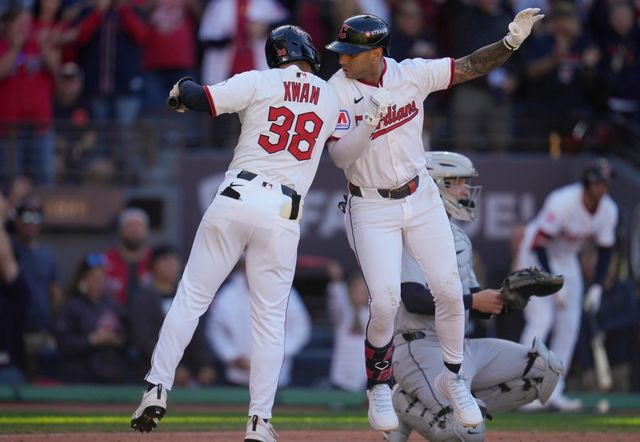 2일(한국시간) 미국 오하이오주 클리블랜드의 프로그레시브필드에서 열린 2025 미국 메이저리그(MLB) 포스트시즌 아메리칸리그 와일드카드(ALWC·3전 2선승제) 디트로이트 타이거즈와 클리블랜드 가디언스의 경기, 8회말 1사 클리블랜드 브라이언 로키오가 1점 홈런을 친 뒤 스티븐 콴과 기쁨을 나누고 있다. AP 연합뉴스