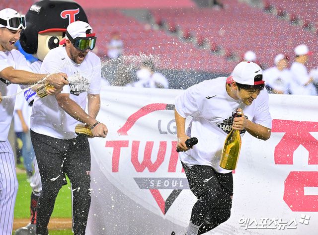 1일 오후 서울 송파구 잠실야구장에서 열린 '2025 신한 SOL Bank KBO리그' NC 다이노스와 LG 트윈스의 경기, LG가 NC에 3:7로 패했지만 한화가 SSG에 5:6으로 패하면서 매직넘버가 사리지며 정규시즌 우승을 확정지었다. LG 박해민이 샴페인을 맞고 있다. 엑스포츠뉴스 잠실, 김한준 기자