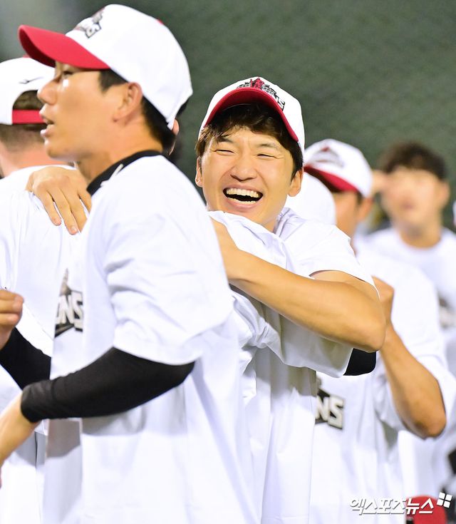 1일 오후 서울 송파구 잠실야구장에서 열린 '2025 신한 SOL Bank KBO리그' NC 다이노스와 LG 트윈스의 경기, LG가 NC에 3:7로 패했지만 한화가 SSG에 5:6으로 패하면서 매직넘버가 사리지며 정규시즌 우승을 확정지었다. LG 박해민이 기뻐하고 있다. 엑스포츠뉴스 잠실, 김한준 기자