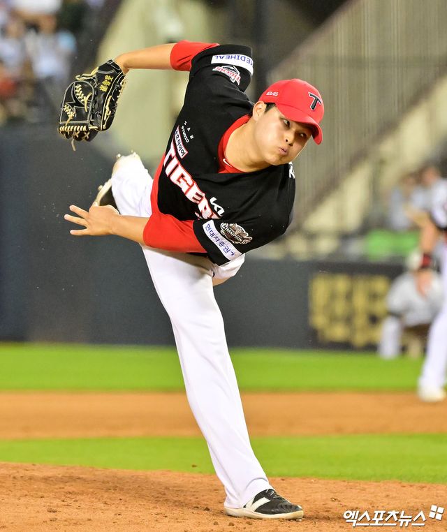 3일 오후 서울 송파구 잠실야구장에서 열린 '2025 신한 SOL Bank KBO리그' KIA 타이거즈와 두산 베어스의 경기, 8회말 KIA 최지민이 공을 힘차게 던지고 있다. 엑스포츠뉴스 DB