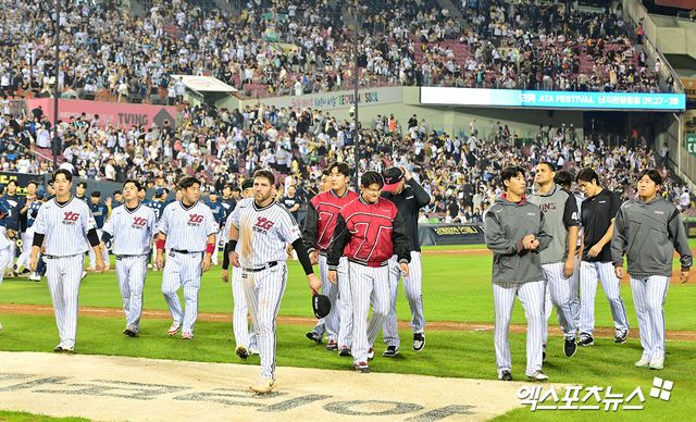 1일 오후 서울 송파구 잠실야구장에서 열린 '2025 신한 SOL Bank KBO리그' NC 다이노스와 LG 트윈스의 경기, NC가 LG에 7:3으로 승리하며 8연승을 기록했다. 경기종료 후 LG 선수단이 그라운드를 빠져나가고 있다. 엑스포츠뉴스 잠실, 김한준 기자