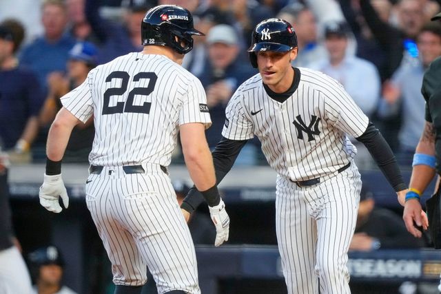 2일(한국시간) 미국 뉴욕주 브롱스의 양키스타디움에서 열린 2025 미국 메이저리그(MLB) 포스트시즌 아메리칸리그 와일드카드(ALWC·3전 2선승제) 보스턴 레드삭스와 뉴욕 양키스의 2차전, 1회말 2사 1루 양키스 벤 라이스(왼쪽)가 투런 홈런을 친 뒤 코디 벨린저(오른쪽)와 기쁨을 나누고 있다. AP 연합뉴스
