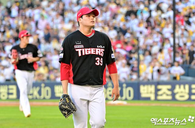 29일 오후 서울 송파구 잠실야구장에서 열린 '2025 신한 SOL Bank KBO리그' KIA 타이거즈와 LG 트윈스의 경기, 7회말 수비를 마친 KIA 최지민이 더그아웃으로 향하고 있다. 엑스포츠뉴스 DB