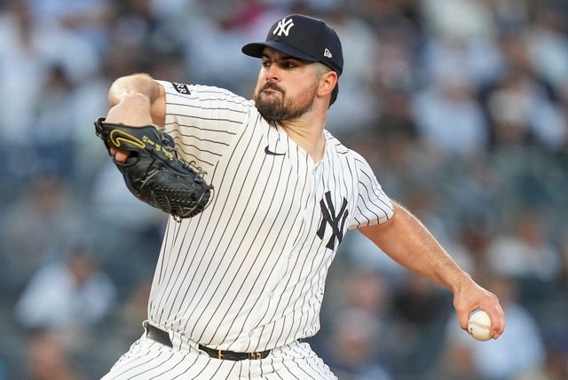 2일(한국시간) 미국 뉴욕주 브롱스의 양키스타디움에서 열린 2025 미국 메이저리그(MLB) 포스트시즌 아메리칸리그 와일드카드(ALWC·3전 2선승제) 보스턴 레드삭스와 뉴욕 양키스의 2차전, 양키스 선발 카를로스 로돈이 공을 힘차게 던지고 있다. AP 연합뉴스