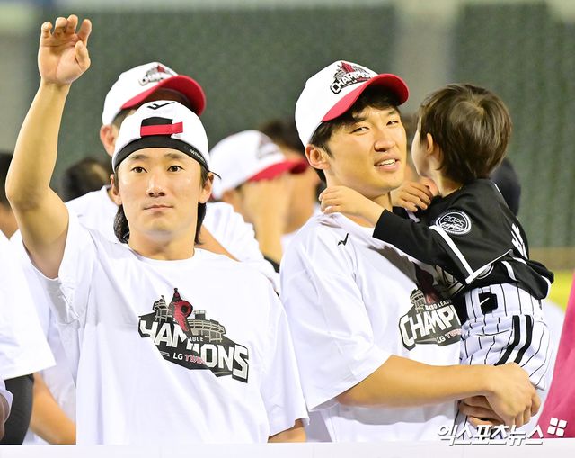  1일 오후 서울 송파구 잠실야구장에서 열린 '2025 신한 SOL Bank KBO리그' NC 다이노스와 LG 트윈스의 경기, 정규시즌 우승을 확정지은 LG 신민재와 박해민이 기뻐하고 있다. 엑스포츠뉴스 잠실, 김한준 기자