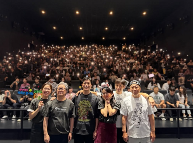 (왼쪽부터) 염혜란, 박찬욱, 박희순, 손예진, 이병헌, 이성민.