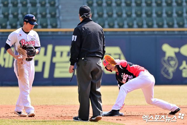 14일 오후 서울 송파구 잠실야구장에서 열린 '2025 신한 SOL Bank KBO리그' KIA 타이거즈와 두산 베어스의 시범경기, 3회초 1사 1루 KIA 박재현이 2루 도루에 성공하고 있다. 엑스포츠뉴스 DB