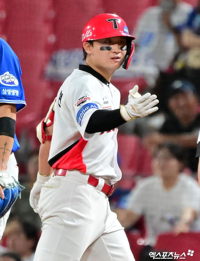 10일 오후 광주기아챔피언스필드에서 열린 '2025 신한 SOL Bank KBO리그' 삼성 라이온즈와 KIA 타이거즈의 경기, 8회말 무사 1루 KIA 윤도현이 좌전안타를 날리고 있다. 엑스포츠뉴스 DB