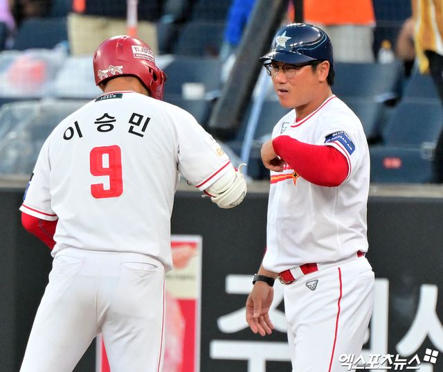 11일 오후 대전한화생명볼파크에서 열린 '2025 신한 SOL Bank KBO 퓨처스 올스타전' 남부리그와 북부리그의 경기, 4회말 북부 이승민이 중전안타를 날린 후 박정권 코치와 하이파이브를 하고 있다. 엑스포츠뉴스 DB