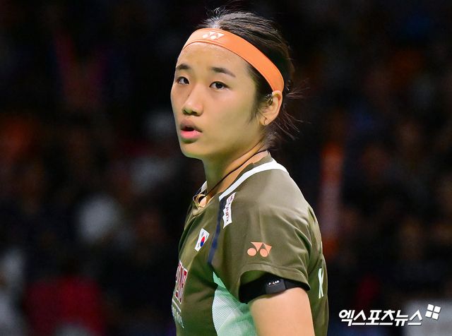 코트 위 불운과 부상 악재마저 배드민턴 여제 안세영에게는 걸림돌이 되지 않았다. 안세영이 천적 왕즈이를 상대로 역전극을 펼친 끝에 우승을 차지하며 커리어 총상금 30억원을 돌파했다. 안세영은 19일(한국시간) 덴마크 오덴세에서 열린 세계배드민턴연맹(BWF) 월드투어 슈퍼 750 덴마크 오픈 여자단식 결승전서 세계랭킹 2위 왕즈이(중국)를 게임스코어 2-0(21-5 24-22)으로 완파하고 정상에 올랐다. 엑스포츠뉴스DB