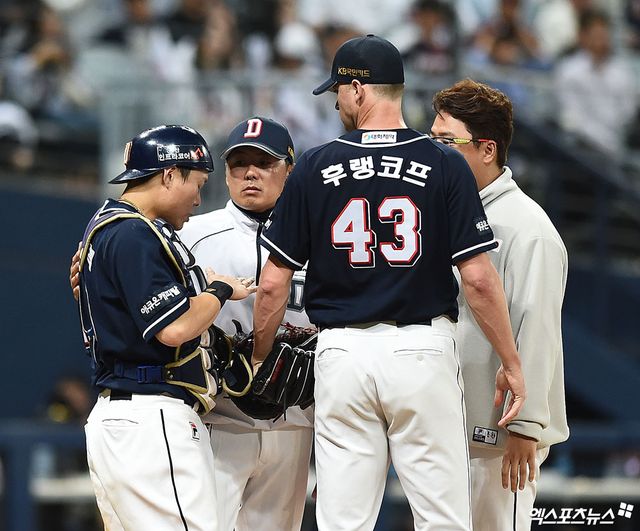 25일 오후 서울 구로구 고척스카이돔에서 열린 '2019 신한은행 MY CAR KBO 포스트시즌' 두산 베어스와 키움 히어로즈와 한국시리즈 3차전 경기, 4회말 2사 1,2루 두산 김원형 투수코치가 마운드에 올라 박세혁-후랭코프 배터리와 이야기를 나누고 있다. 엑스포츠뉴스 DB