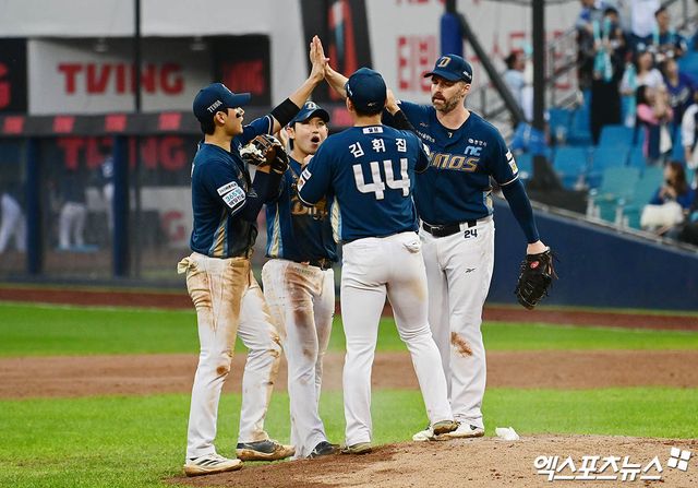 6일 오후 대구삼성라이온즈파크에서 열린 '2025 신한 SOL Bank KBO 포스트시즌' NC 다이노스와 삼성 라이온즈의 와일드카드 1차전 경기, NC가 선발투수 구창모의 7이닝 1실점 호투에 힘입어 4:1의 스코어로 승리했다. 경기 종료 후 NC 선수들이 승리의 기쁨을 나누고 있다. 엑스포츠뉴스 DB