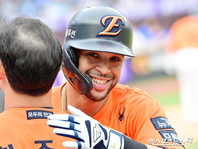 19일 오후 대전 한화생명 볼파크에서 열린 '2025 신한 SOL Bank KBO 포스트시즌' 삼성 라이온즈와 한화 이글스의 플레이오프 2차전 경기, 1회말 1사 한화 리베라토가 솔로 홈런을 날린 후 기뻐하고 있다. 엑스포츠뉴스 DB