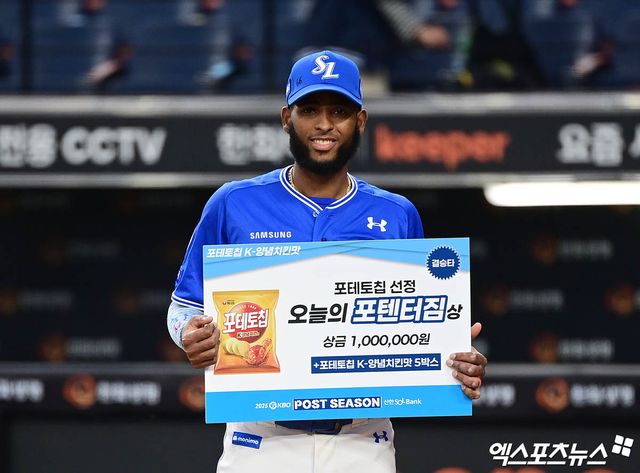 19일 오후 대전한화생명볼파크에서 열린 '2025 신한 SOL Bank KBO 포스트시즌' 삼성 라이온즈와 한화 이글스의 플레이오프 2차전 경기, 삼성이 선발투수 최원태의 7이닝 1실점 완벽투에 힘입어 한화에게 7:3의 스코어로 승리하며 시리즈 전적 1승1패로 균형을 맞췄다. 경기 종료 후 삼성 디아즈가 오늘의 포텐터짐상 수상 기념 사진 촬영을 하고 있다. 엑스포츠뉴스 대전, 박지영 기자