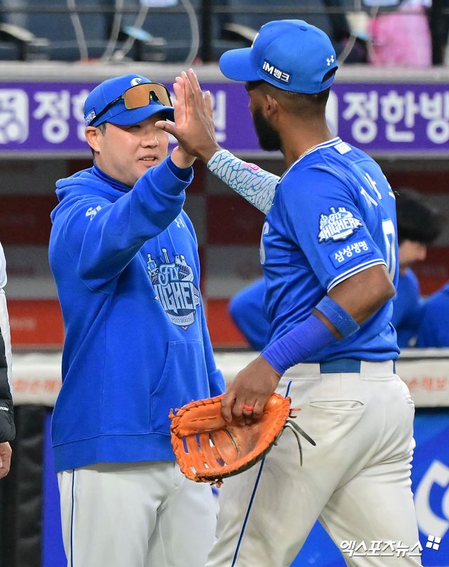 19일 오후 대전한화생명볼파크에서 열린 '2025 신한 SOL Bank KBO 포스트시즌' 삼성 라이온즈와 한화 이글스의 플레이오프 2차전 경기, 삼성이 선발투수 최원태의 7이닝 1실점 완벽투에 힘입어 한화에게 7:3의 스코어로 승리하며 시리즈 전적 1승1패로 균형을 맞췄다. 이날 경기에서 승리한 삼성 박진만 감독이 선수들과 하이파이브를 하고 있다. 엑스포츠뉴스 대전, 김한준 기자