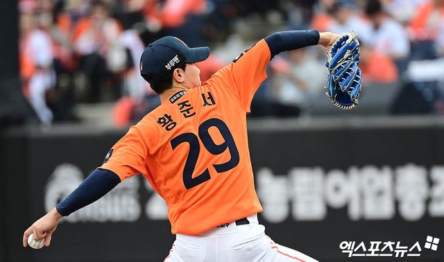 19일 오후 대전한화생명볼파크에서 열린 '2025 신한 SOL Bank KBO 포스트시즌' 삼성 라이온즈와 한화 이글스의 플레이오프 2차전 경기, 6회초 한화 황준서가 역투하고 있다. 엑스포츠뉴스 대전, 박지영 기자
