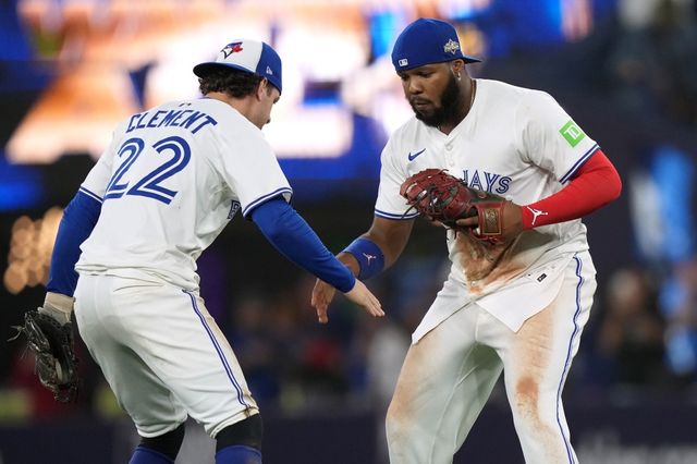 20일 캐나다 온타리오주 토론토의 로저스센터에서 열린 2025 미국 메이저리그(MLB) 포스트시즌 아메리칸리그 챔피언십시리즈(ALCS·7전 4선승제) 시애틀 매리너스와 토론토 블루제이스의 경기, 토론토가 6:2로 승리하면서 시리즈 전적 3승3패를 만들었다. 경기 후 토론토 어니 클레멘트(왼쪽), 블라디미르 게레로 주니어(오른쪽)가 세리머니를 하고 있다.
