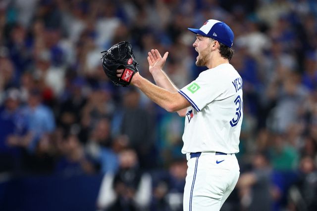 20일 캐나다 온타리오주 토론토의 로저스센터에서 열린 2025 미국 메이저리그(MLB) 포스트시즌 아메리칸리그 챔피언십시리즈(ALCS·7전 4선승제) 시애틀 매리너스와 토론토 블루제이스의 경기, 토론토 선발 트레이 예세비지가 동료들을 향해 박수를 보내고 있다. AFP 연합뉴스