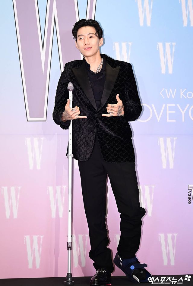 다리 부상을 당한 박재범.