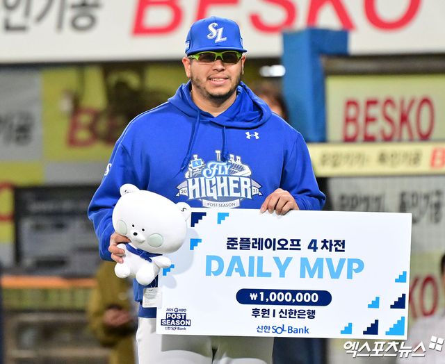 14일 오후 대구삼성라이온즈파크에서 열린 '2025 신한 SOL Bank KBO 포스트시즌' SSG 랜더스와 삼성 라이온즈의 준플레이오프 4차전 경기, 삼성이 디아즈와 이재현의 백투백 홈런에 힙입어 SSG에 5:2로 승리하며 플레이오프에 진출했다. 준플레이오프4차전 데일리 MVP를 수상한 삼성 후라도가 포즈를 취하고 있다. 엑스포츠뉴스 DB