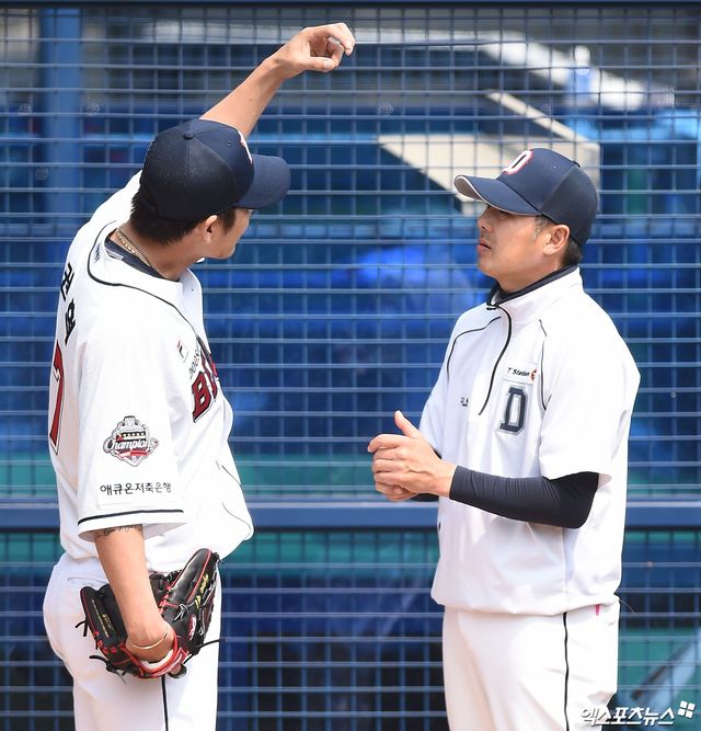 7일 오후 서울 송파구 잠실야구장에서 두산 베어스 훈련이 진행됐다. 두산 권혁이 불펜 피칭을 하던 중 김원형 투수코치와 이야기를 나누고 있다. 엑스포츠뉴스 DB