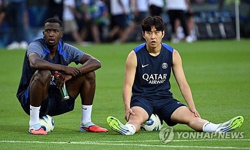 파리 생제르맹(PSG)이 팀 내 핵심 선수들을 장기적으로 묶어두기 위해 발 빠른 움직임에 나섰다. 핵심 수비수로 자리 잡은 윌리안 파초와 재계약 협상을 시작한 가운데, 이강인 역시 재계약 논의 대상에 포함된 것으로 알려졌다. 연합뉴스