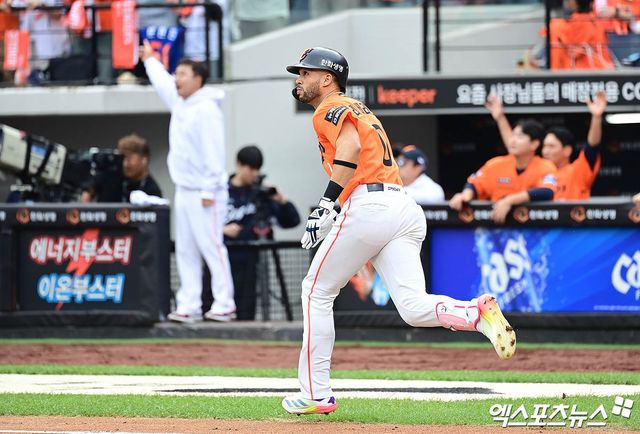 19일 오후 대전한화생명볼파크에서 열린 '2025 신한 SOL Bank KBO 포스트시즌' 삼성 라이온즈와 한화 이글스의 플레이오프 2차전 경기, 1회말 1사 한화 리베라토가 삼성 선발투수 최원태 상대로 선제 솔로 홈런을 때려낸 뒤 베이스를 돌고 있다. 엑스포츠뉴스 DB