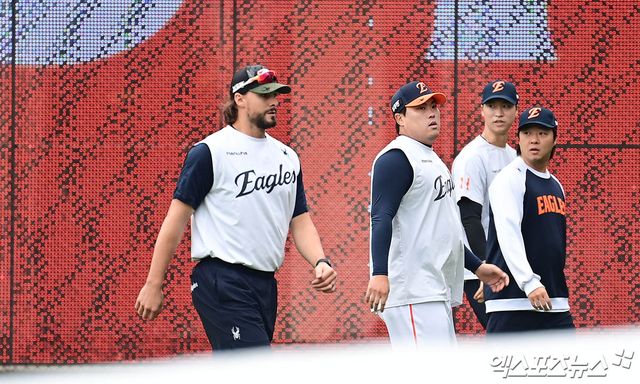 18일 오후 대전한화생명볼파크에서 열리는 '2025 신한 SOL Bank KBO 포스트시즌' 삼성 라이온즈와 한화 이글스의 플레이오프 2차전 경기에 앞서 한화 와이스, 류현진이 몸을 풀고 있다. 엑스포츠뉴스 DB