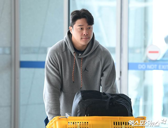 NC 다이노스가 2024 스프링캠프를 위해 지난해 1월 30일 오전 인천국제공항을 통해 미국 애리조나로 출국했다. NC 서의태가 출국장으로 향하고 있다. 엑스포츠뉴스 DB