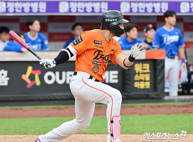 19일 오후 대전 한화생명 볼파크에서 열린 '2025 신한 SOL Bank KBO 포스트시즌' 삼성 라이온즈와 한화 이글스의 플레이오프 2차전 경기, 5회말 2사 한화 리베라토가 중전안타를 날리고 있다. 엑스포츠뉴스 DB