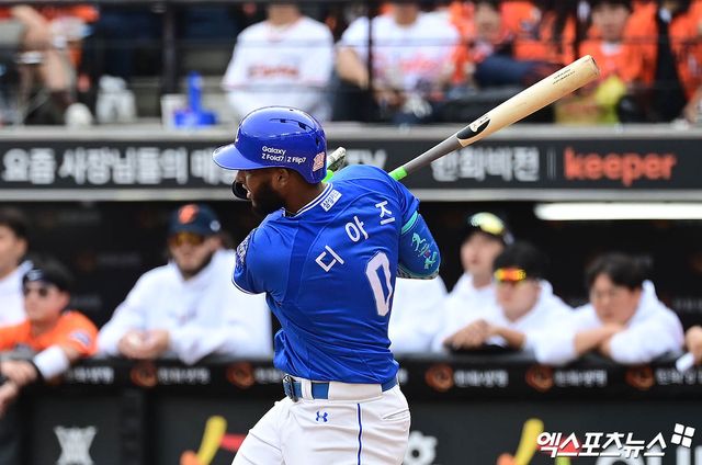 19일 오후 대전한화생명볼파크에서 열린 '2025 신한 SOL Bank KBO 포스트시즌' 삼성 라이온즈와 한화 이글스의 플레이오프 2차전 경기, 3회초 1사 1,3루 삼성 디아즈가 적시 2루타를 때려내고 있다. 엑스포츠뉴스 대전, 박지영 기자