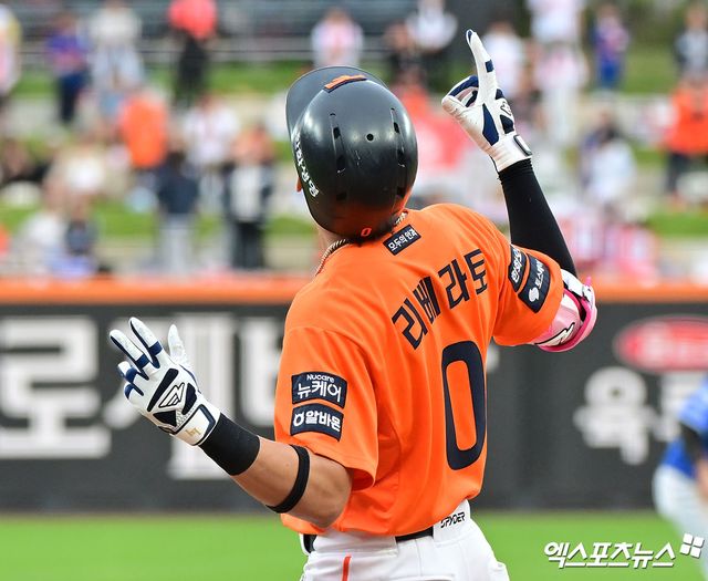 19일 오후 대전 한화생명 볼파크에서 열린 '2025 신한 SOL Bank KBO 포스트시즌' 삼성 라이온즈와 한화 이글스의 플레이오프 2차전 경기, 8회말 1사 한화 리베라토가 중전안타를 날리고 있다. 엑스포츠뉴스 DB