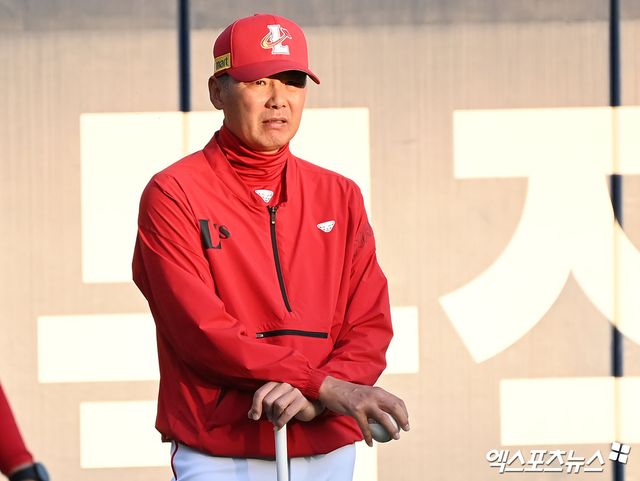 25일 오후 경상남도 창원NC파크에서 열리는 '2023 신한은행 SOL KBO 포스트시즌' SSG 랜더스와 NC 다이노스의 준플레이오프 3차전 경기, SSG 김원형 감독이 선수들의 훈련을 지켜보고 있다. 엑스포츠뉴스 DB
