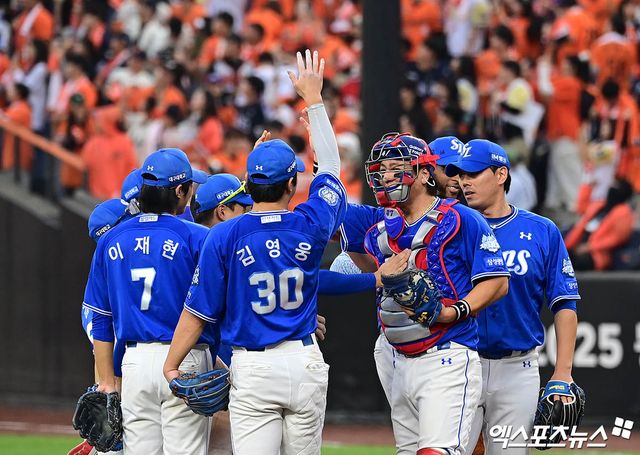 19일 오후 대전한화생명볼파크에서 열린 '2025 신한 SOL Bank KBO 포스트시즌' 삼성 라이온즈와 한화 이글스의 플레이오프 2차전 경기, 삼성이 선발투수 최원태의 7이닝 1실점 완벽투에 힘입어 한화에게 7:3의 스코어로 승리하며 시리즈 전적 1승1패로 균형을 맞췄다. 경기 종료 후 삼성 선수들이 승리의 기쁨을 나누고 있다. 엑스포츠뉴스 DB