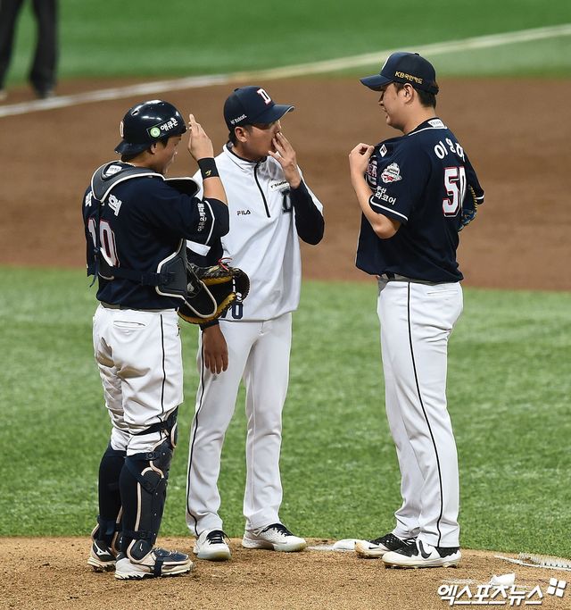 1일 오후 서울 구로구 고척스카이돔에서 열린 '2020 신한은행 SOL KBO리그' 두산 베어스와 키움 히어로즈의 경기, 2회말 2사 1,3루 두산 선발투수 이영하가 키움 박준태를 볼넷으로 출루시키며 만루 위기가 되자 두산 김원형 투수코치가 마운드를 방문하고 있다. 엑스포츠뉴스 DB