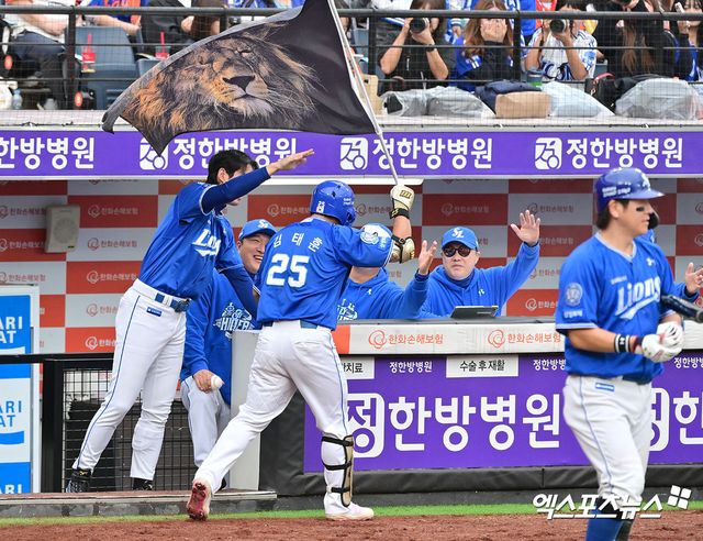 18일 오후 대전 한화생명 볼파크에서 열린 '2025 신한 SOL Bank KBO 포스트시즌' 삼성 라이온즈와 한화 이글스의 플레이오프 1차전 경기, 4회초 삼성 김태훈이 솔로 홈런을 날린 후 기뻐하고 있다. 엑스포츠뉴스 DB