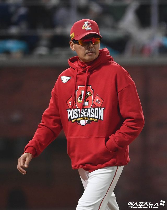 23일 오후 인천SSG랜더스필드에서 열린 '2023 신한은행 SOL KBO 포스트시즌' NC 다이노스와 SSG 랜더스의 준플레이오프 2차전 경기, 8회초 무사 NC 도태훈의 몸에 맞는 볼 판정에 SSG 김원형 감독이 그라운드로 나와 어필을 했으나 받아들여지지 않자 더그아웃으로 돌아가고 있다. 엑스포츠뉴스 DB