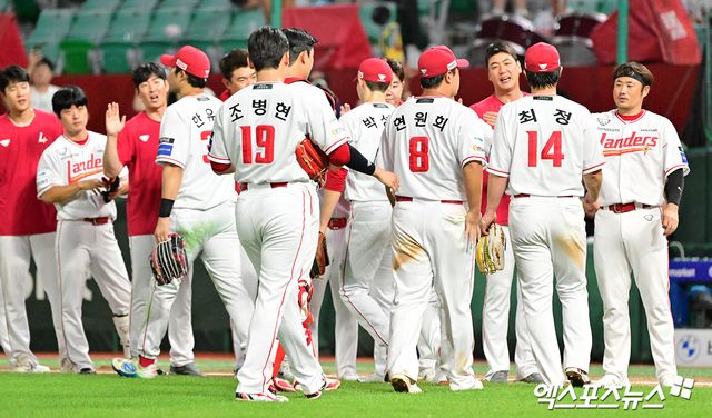 6일 오후 인천SSG랜더스필드에서 열린 '2025 신한 SOL Bank KBO리그' 삼성 라이온즈와 SSG 랜더스의 경기, SSG가 오태곤의 대타 역전 스리런 홈런에 힘입어 삼성에 5:4 역전승을 거뒀다. 이날 경기에서 승리한 SSG 선수들이 기뻐하고 있다. 엑스포츠뉴스 DB