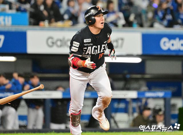 21일 오후 대구삼성라이온즈파크에서 열린 '2025 신한 SOL Bank KBO 포스트시즌' 한화 이글스와 삼성 라이온즈의 플레이오프 3차전 경기, 4회초 2사 2루 한화 하주석이 1타점 2루타를 날리고 있다. 대구, 김한준 기자